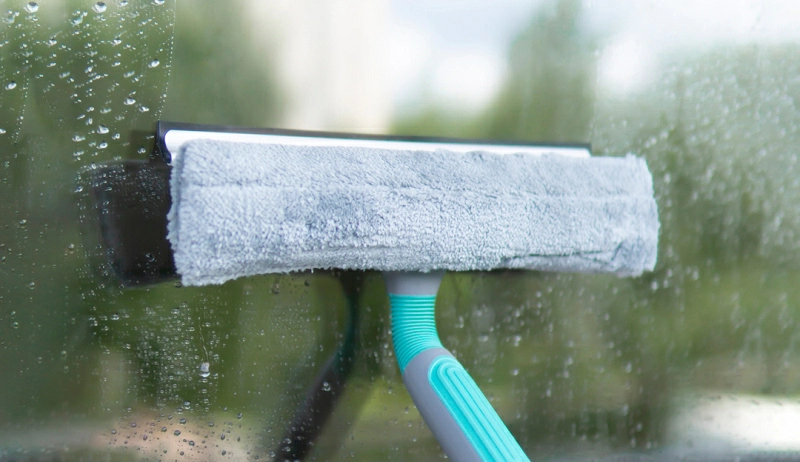 Как быстро мыть грязные окна щёткой для окон Как быстро мыть грязные окна щёткой для окон